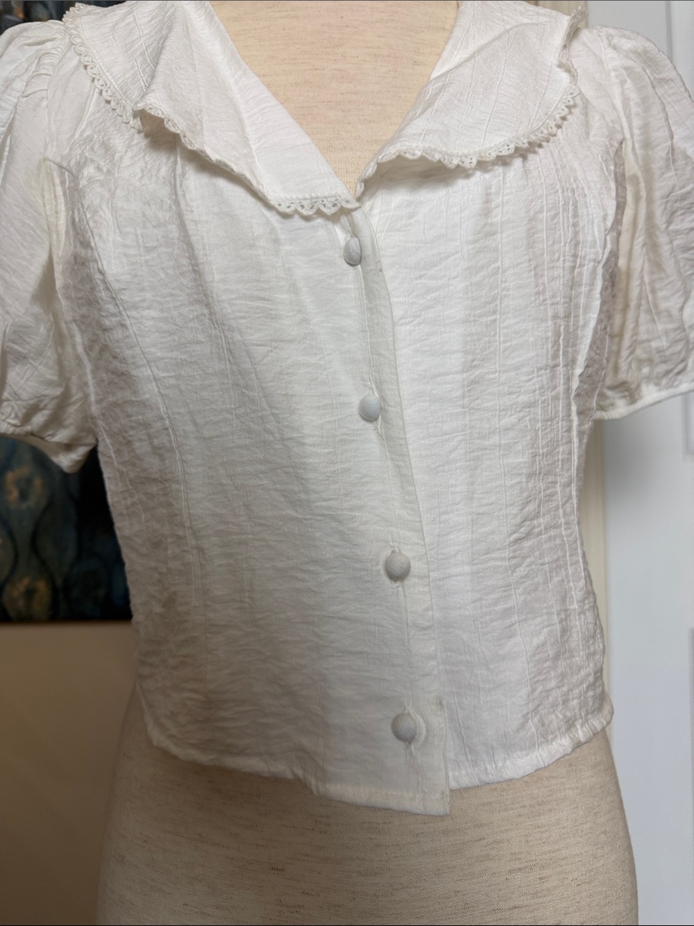 Women’s White Collared Button-Front Puff Sleeve Top - Picture 4 of 10